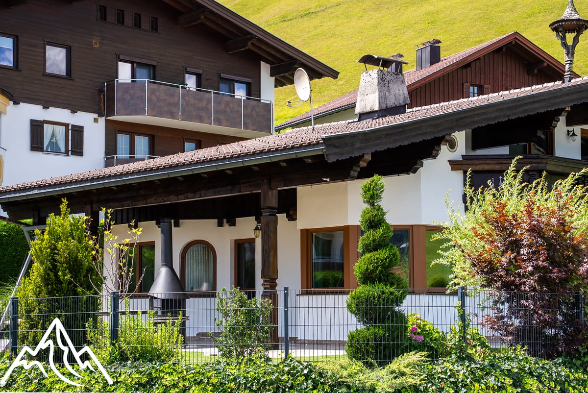 Landhaus, Eingangsseite (Fassade)