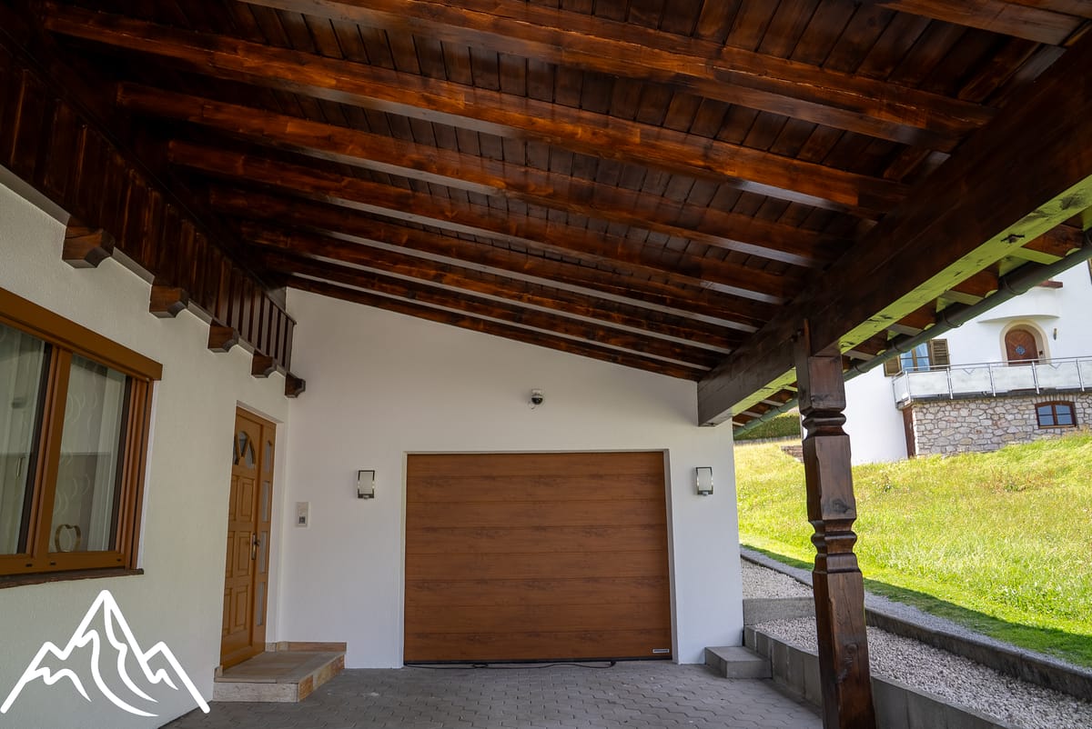 Vordach und Garageneinfahrt (Fassade)