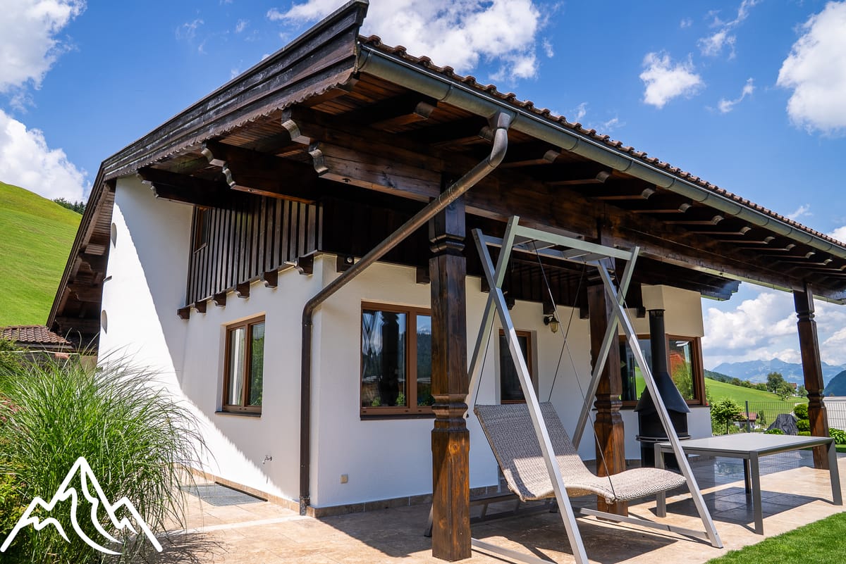 Terrasse mit Vordach (Fassade)