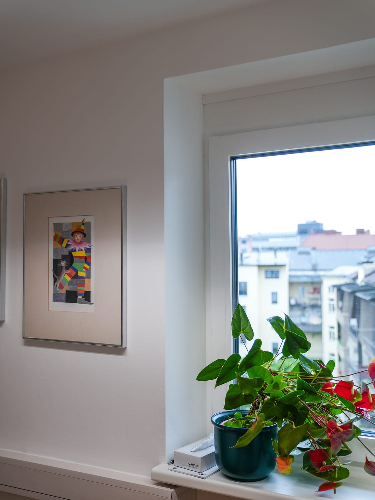 Heller Wohnraum mit Fenster nach dem Neuanstrich